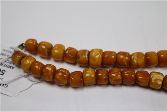 An amber bead necklace, 48cm.